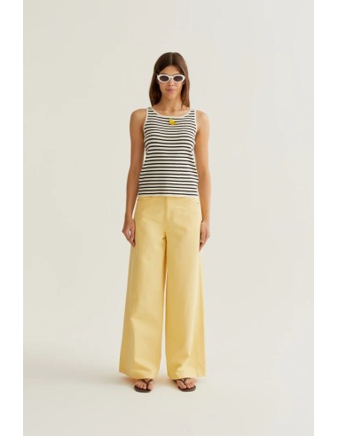 TOP DE RAYAS BLANCO Y NEGRO CON BORDADO DE BANANA