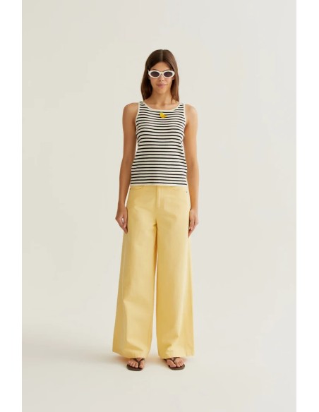 TOP DE RAYAS BLANCO Y NEGRO CON BORDADO DE BANANA