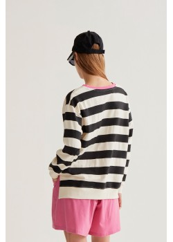 SUDADERA CON ESTAMPADO RAYAS BLANCO Y NEGRO 2