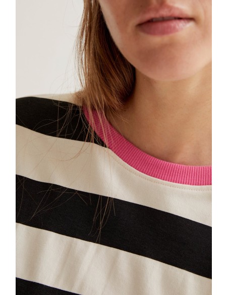 SUDADERA CON ESTAMPADO RAYAS BLANCO Y NEGRO