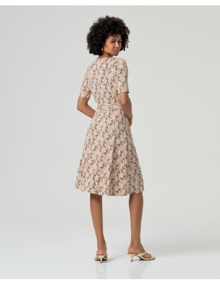 VESTIDO MIDI CON ESCOTE PICO,ESTAMPADO.