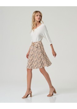 FALDA A LA RODILLA CON ESTAMPADO GEÓMETRICO,DETALLE HEBILLA.