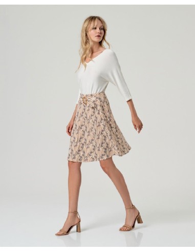 FALDA A LA RODILLA CON ESTAMPADO GEÓMETRICO,DETALLE HEBILLA.