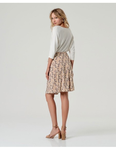 FALDA A LA RODILLA CON ESTAMPADO GEÓMETRICO,DETALLE HEBILLA.