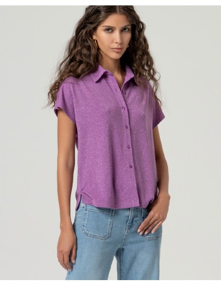 CAMISA MANGA CORTA DE LÚREX MALVA EMPOLVADO.