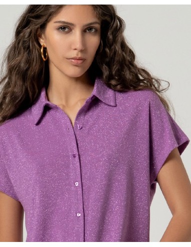 CAMISA MANGA CORTA DE LÚREX MALVA EMPOLVADO.