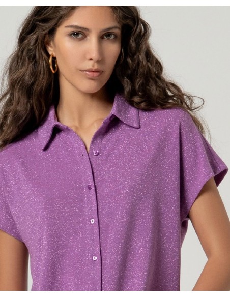 CAMISA MANGA CORTA DE LÚREX MALVA EMPOLVADO.