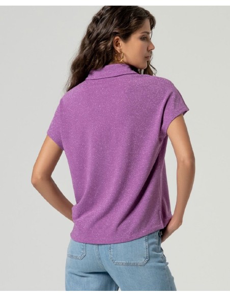 CAMISA MANGA CORTA DE LÚREX MALVA EMPOLVADO.