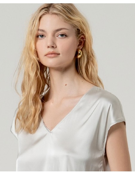 BLUSA CUELLO PICO.