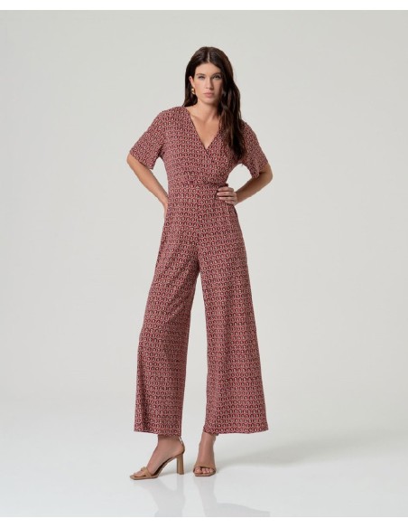 MONO CON ESCOTE CRUZADO.