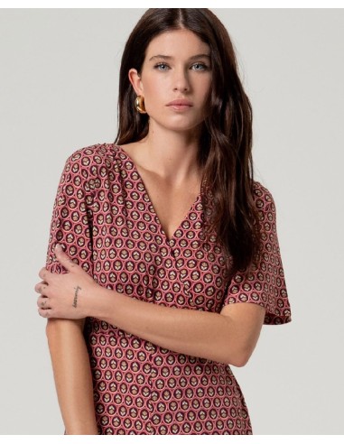 MONO CON ESCOTE CRUZADO.