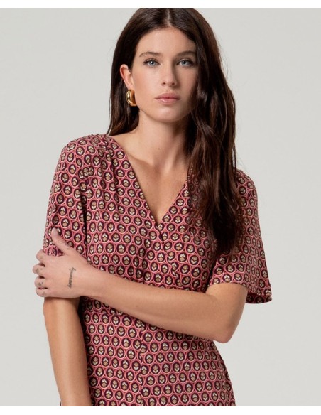 MONO CON ESCOTE CRUZADO.