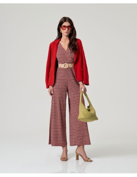 MONO CON ESCOTE CRUZADO.