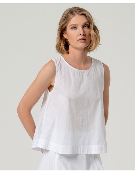 TOP SIN MANGAS ESCOTE REDONDO.