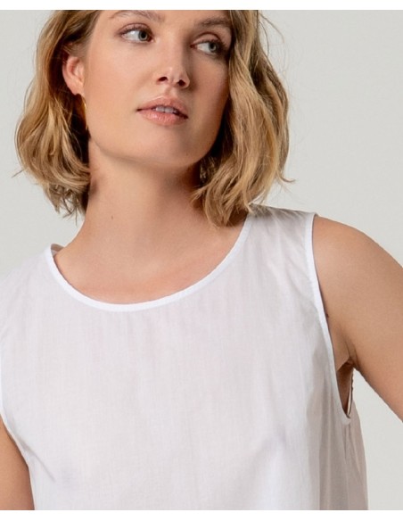 TOP SIN MANGAS ESCOTE REDONDO.