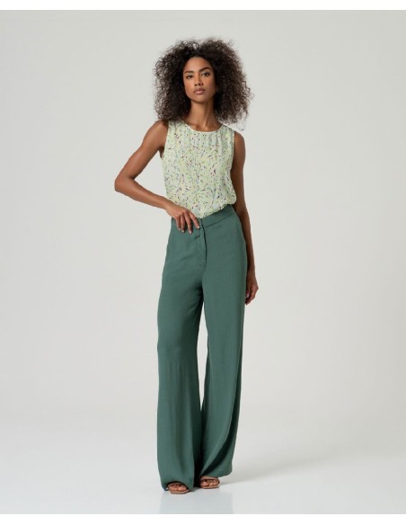 PANTALÓN RECTO CON BOLSILLOS.