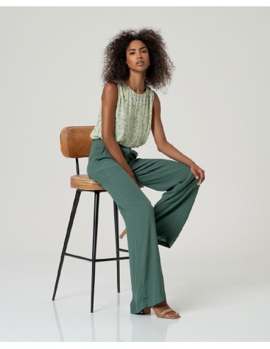 PANTALÓN RECTO CON BOLSILLOS.