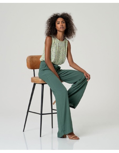 PANTALÓN RECTO CON BOLSILLOS.