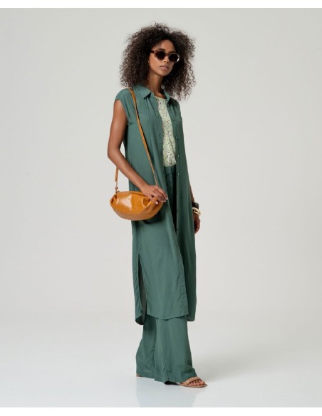 PANTALÓN RECTO CON BOLSILLOS.