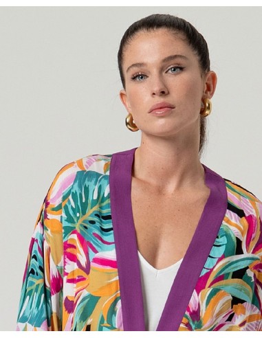 Kimono fluido con cinturón .