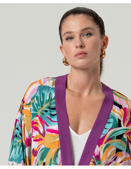 Kimono fluido con cinturón .