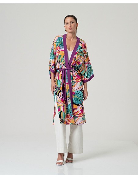 Kimono fluido con cinturón .