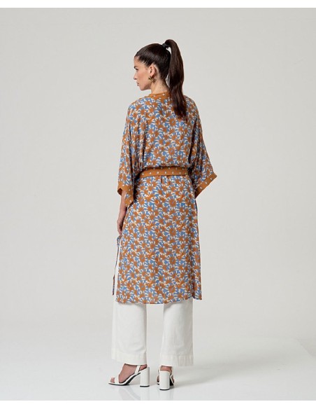 Kimono fluido con cinturón Marrón