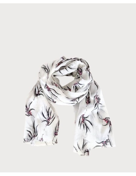 Pañuelo rectangular estampado con flecos cortos .