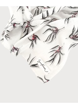 Pañuelo rectangular estampado con flecos cortos . 2