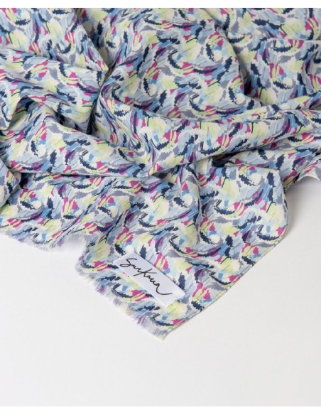 Pañuelo rectangular estampado con flecos cortos Azul