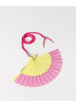 Mini abanico bicolor con cordón para colgar .