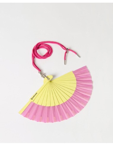 Mini abanico bicolor con cordón para colgar .