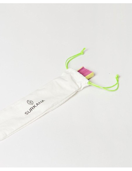 Mini abanico bicolor con cordón para colgar .