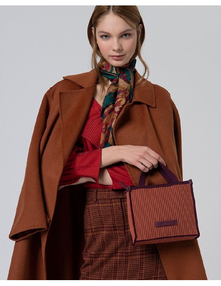 BOLSO BANDOLERA DE PUNTO CON CREMALLERA DOBLE ASA.