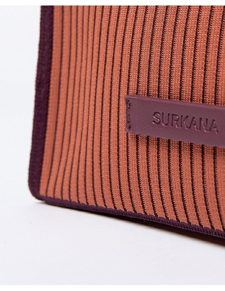 BOLSO BANDOLERA DE PUNTO CON CREMALLERA DOBLE ASA.