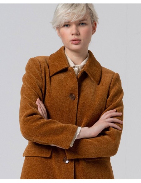 ABRIGO RECTO CON FORRO ESTAMPADO.