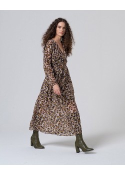 Vestido largo con cuello pico y cordón en cintura .