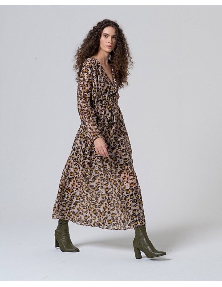 Vestido largo con cuello pico y cordón en cintura .