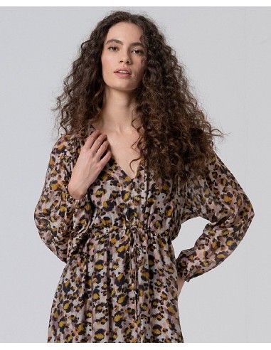 Vestido largo con cuello pico y cordón en cintura .