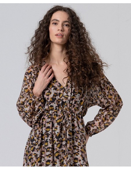 Vestido largo con cuello pico y cordón en cintura .