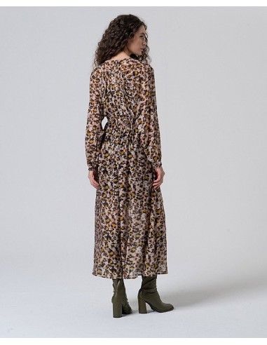 Vestido largo con cuello pico y cordón en cintura .