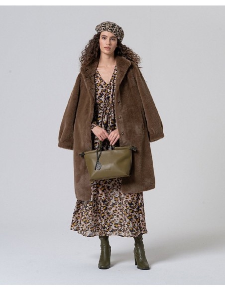 Vestido largo con cuello pico y cordón en cintura .