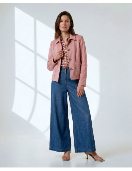 CHAQUETA CON BOLSILLOS.