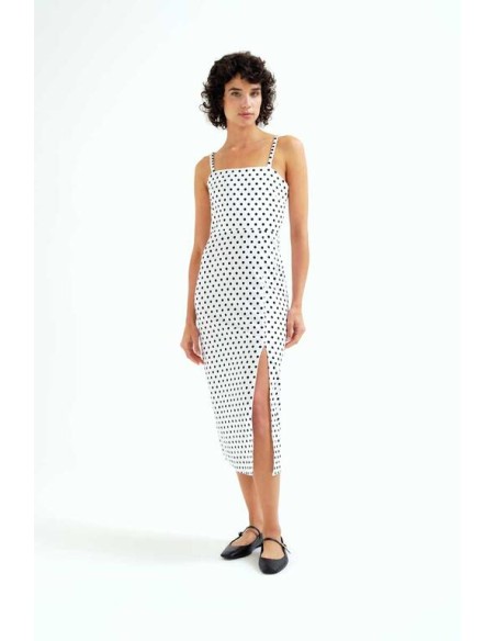 VESTIDO MIDI CON ESTAMPADO DE PUNTOS NEGROS.
