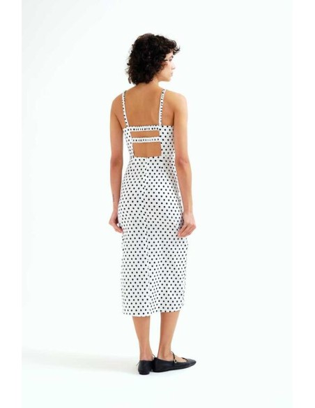 VESTIDO MIDI CON ESTAMPADO DE PUNTOS NEGROS.