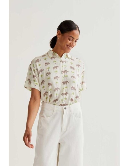 CAMISA CON ESTAMPADO ELEFANTE.