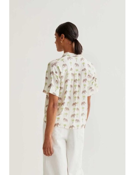 CAMISA CON ESTAMPADO ELEFANTE.