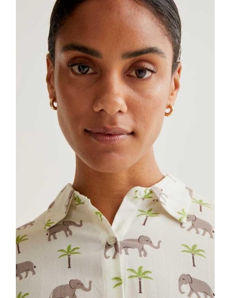 CAMISA CON ESTAMPADO ELEFANTE.
