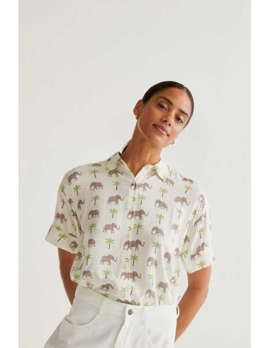 CAMISA CON ESTAMPADO ELEFANTE.