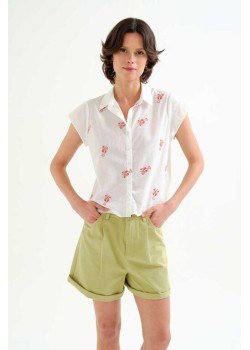 CAMISA CON BORDADO DE LANGOSTA ROJA.